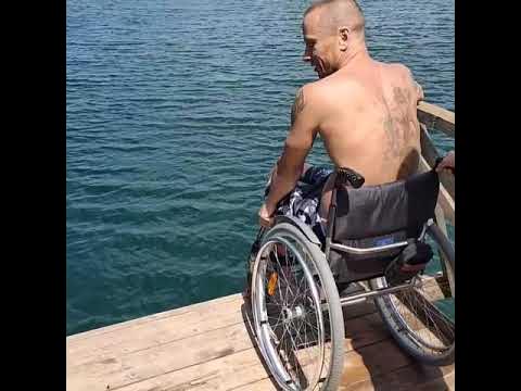 мяско на коляске. ходит на табуретках. пансионат для инвалидов 1 группы в белоруссии. колясочник спинальник. колясочник спинальник шейник.