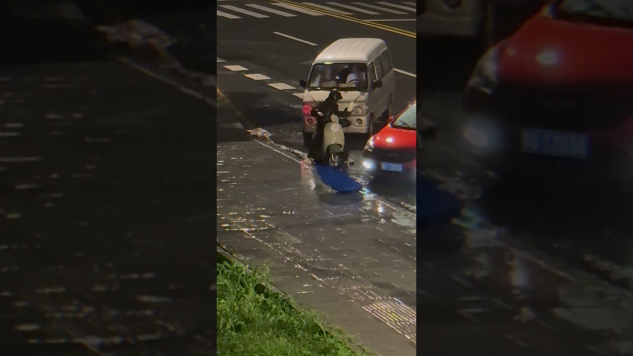 Unexpected Incident in the Rain — Drivers Step Up