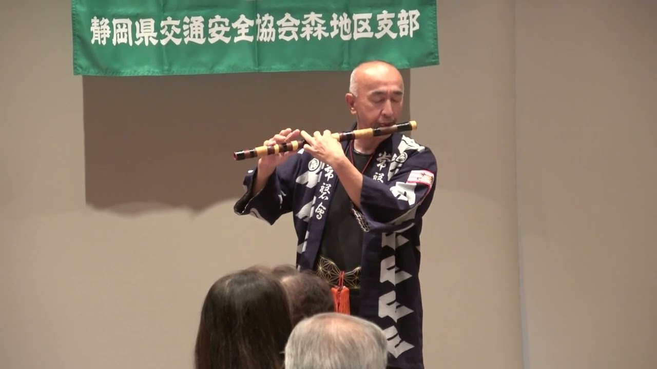 Vice President performs whistle at the Mori District Branch Awards