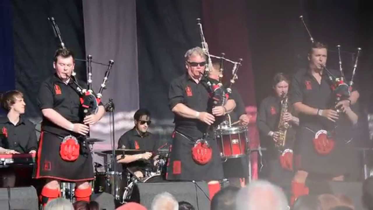 for eksempel omgivet kalk Red Hot Chilli Pipers - Wake Me Up (Avicii) and Don't Stop Believin'  (Journey) at Glasgow Mela 2015 - YouTube