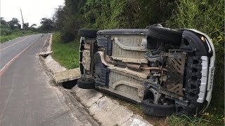 Motorista abandona carro ligado após capotamento em morro Motorista abandona carro ligado após capotamento em morro