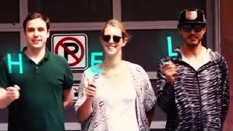 这根神奇的荧光棒，能在空中挥舞出文字图案，挺适合交警用