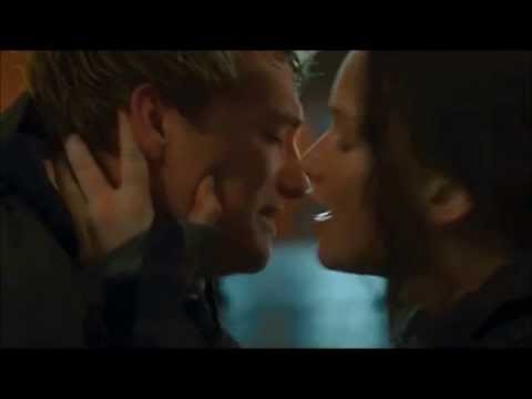 Peeta Katniss Kiss Mockingjay Chokes