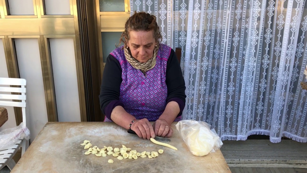Le orecchiette fatte a mano a Bari Vecchia - YouTube