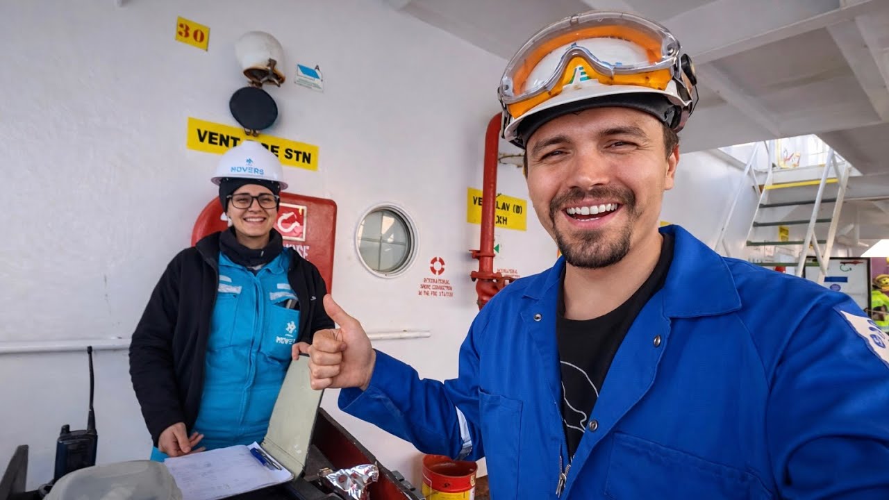 Gemideki KADIN çalışan.