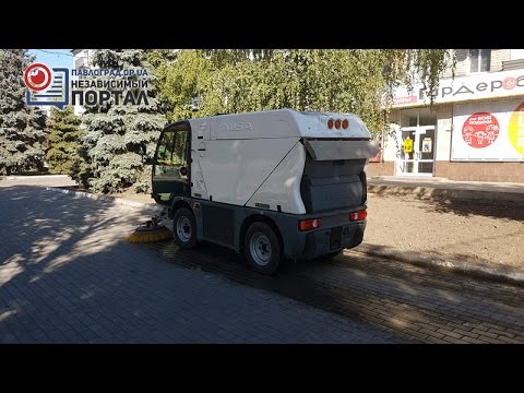 В Павлограде тротуары моет спецтехника