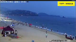 🔴广东海滨公园，海风佛面，众多游客在海边游玩！近日华南多地降雨频繁。🌍提醒大家注意防范大风、降雨影响。祝大家出行平安！