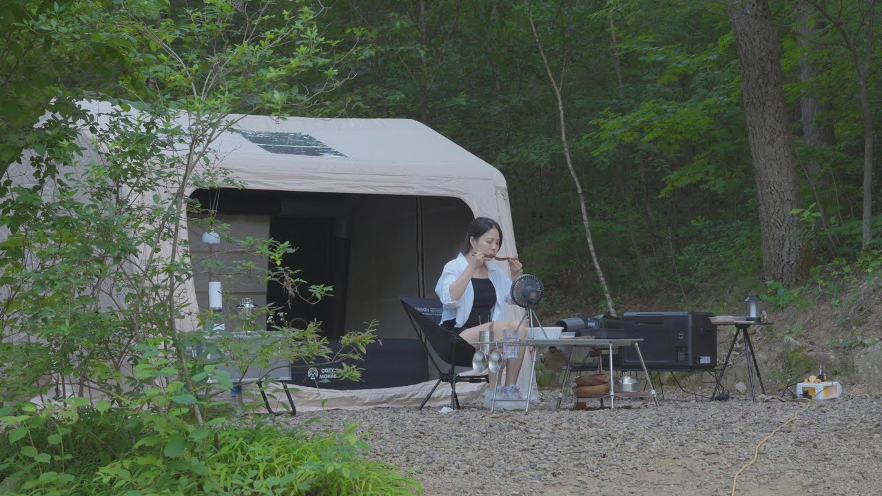 Кемпинг в палатке под прохладной тенью леса