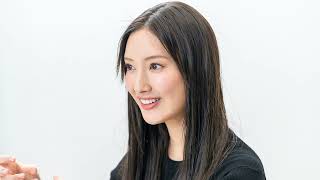 なぜこんな所に…菜々緒、水着姿で“岩穴”に寝転ぶ「攻めてるわぁ」「美しすぎる」| 菜々緒公式Instagram | 最新ニュース | ニュース | ニュース企画