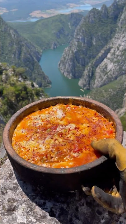 Zirvede Kiremit Tavada Menemen - Cooking menemen in a tile pan at the top