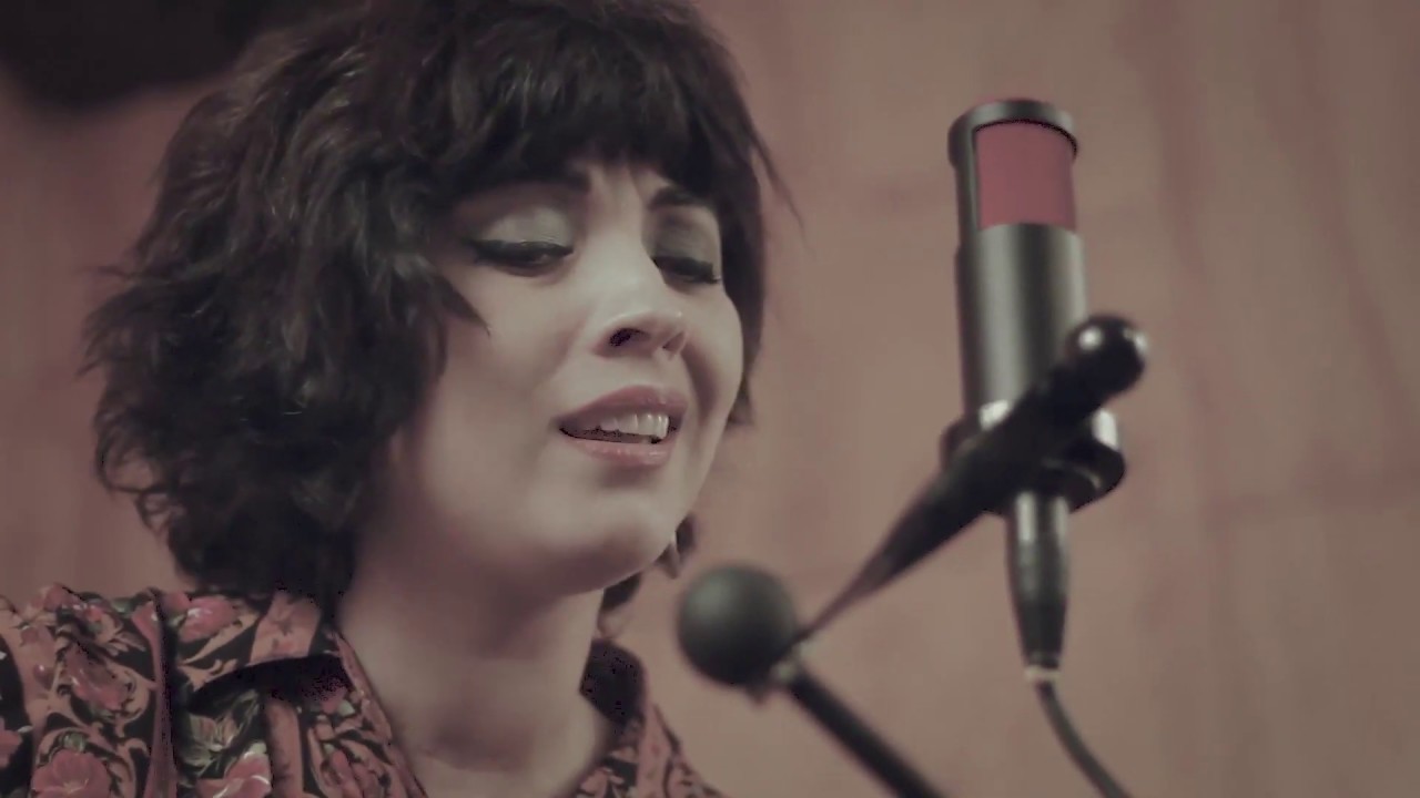 Mon Laferte - Vuelve Por Favor (versión acústica en vivo)