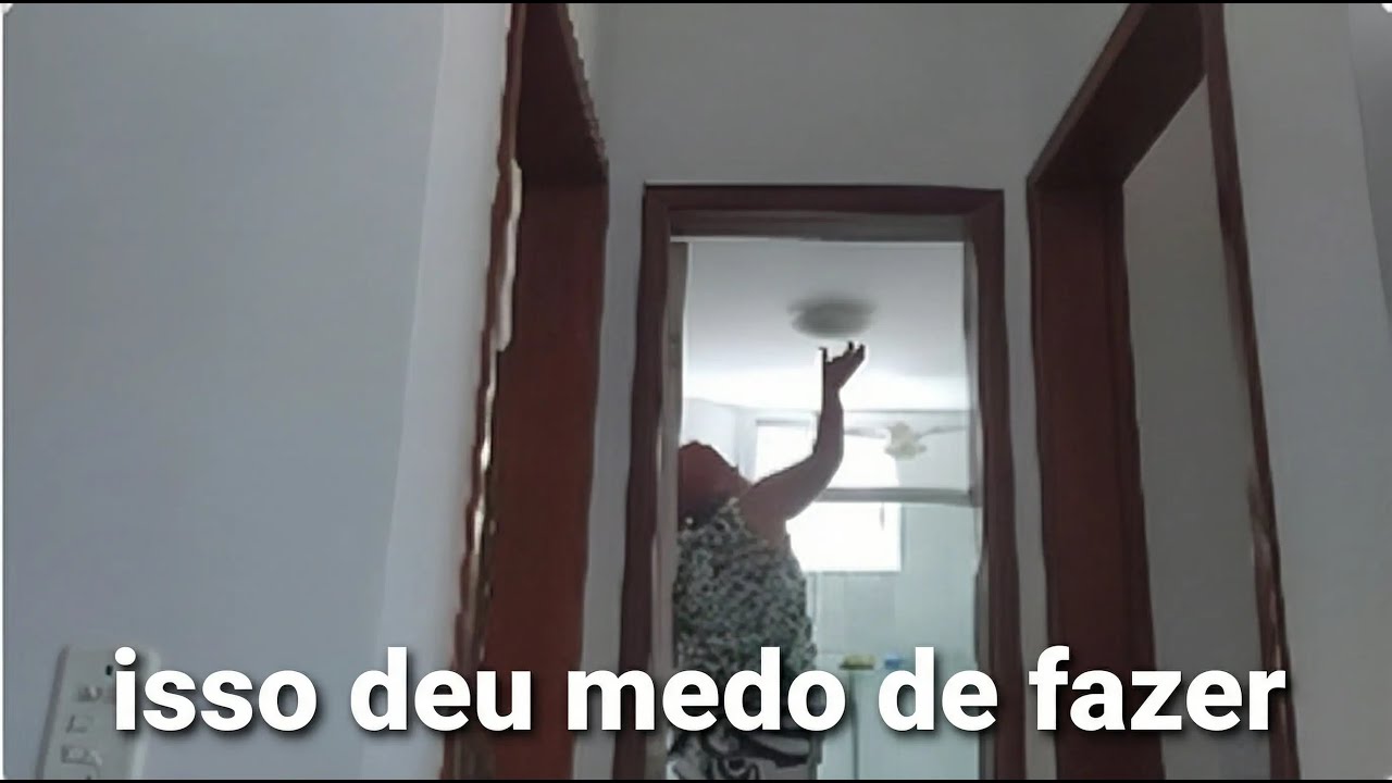 Tentando tirar o lustre do banheiro para limpar