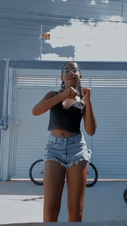 Júlia dançando funk