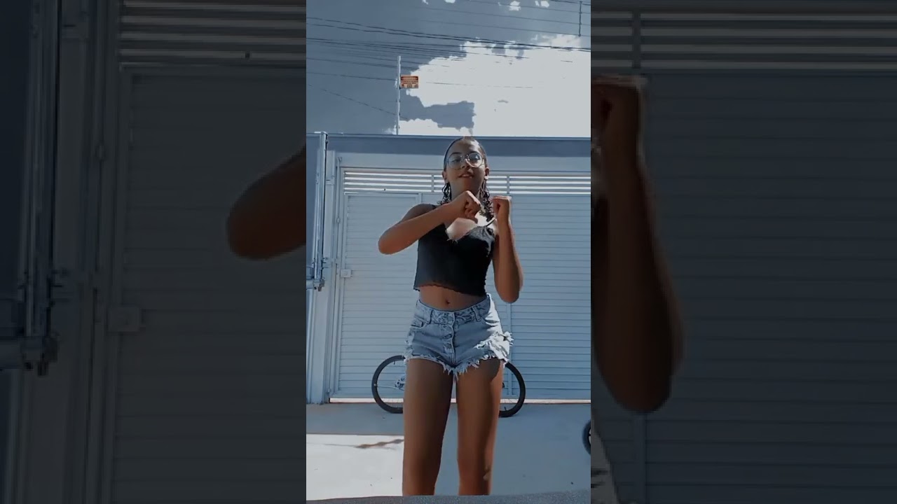 Júlia dançando funk