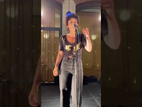 Barbara Pravi Saute Live Paris