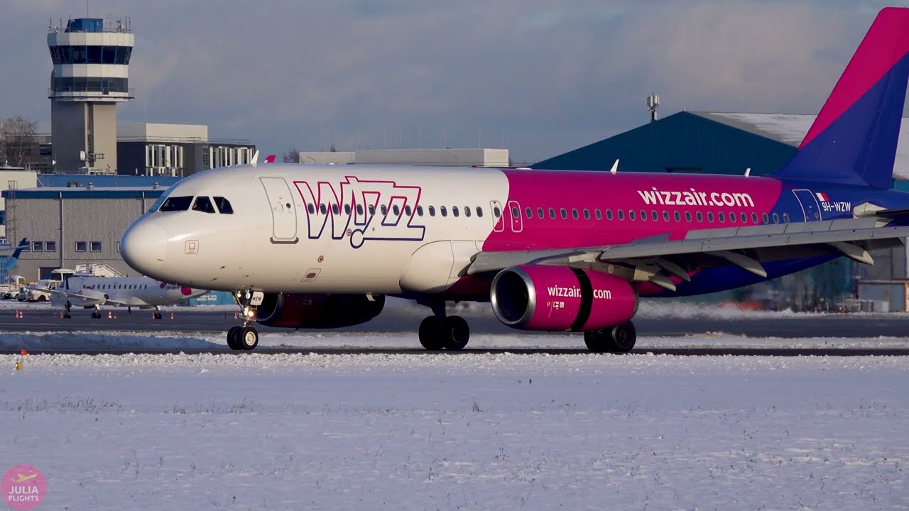 WHITE CHRISTMAS Plane Spotting | UP CLOSE at Gdansk Airport Poland