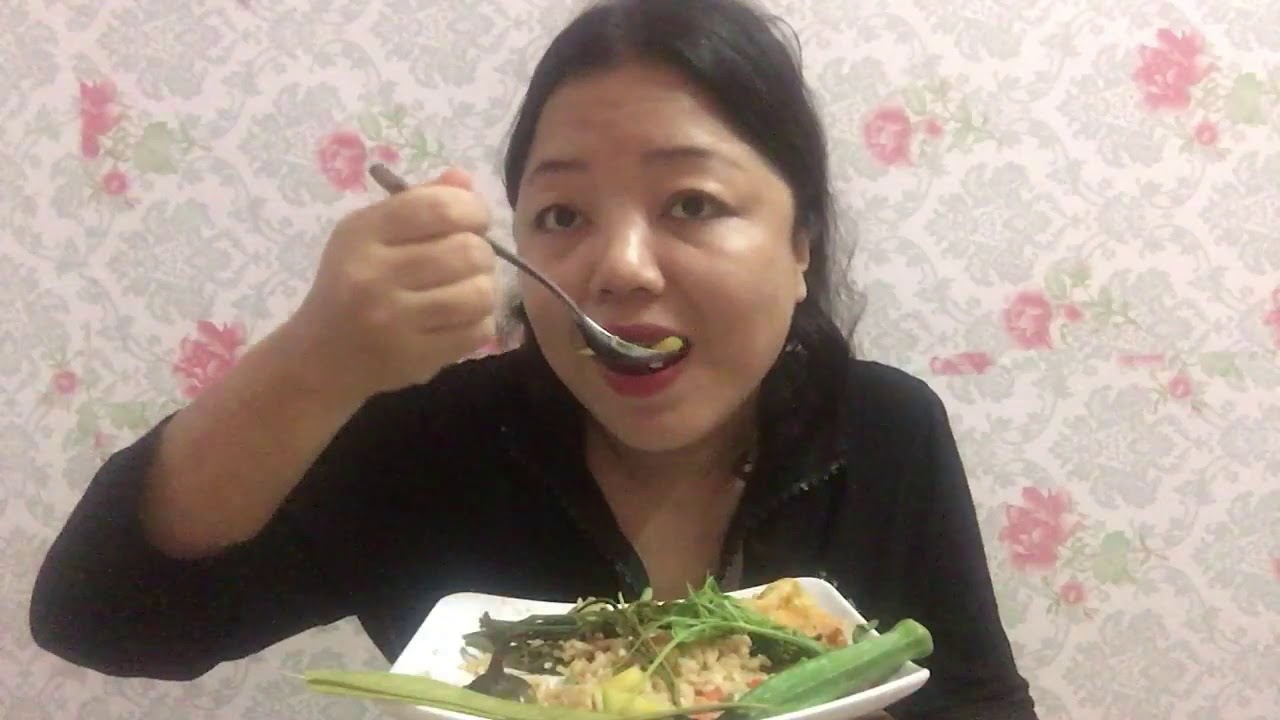 Mommy Eating Veggies! - YouTube