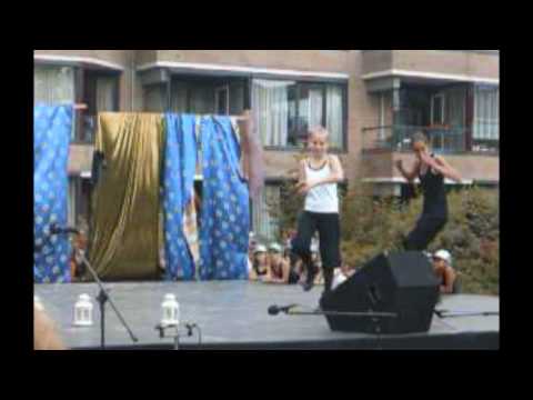 Lydia danst tijdens wijkestafette 2009 in De Leijens