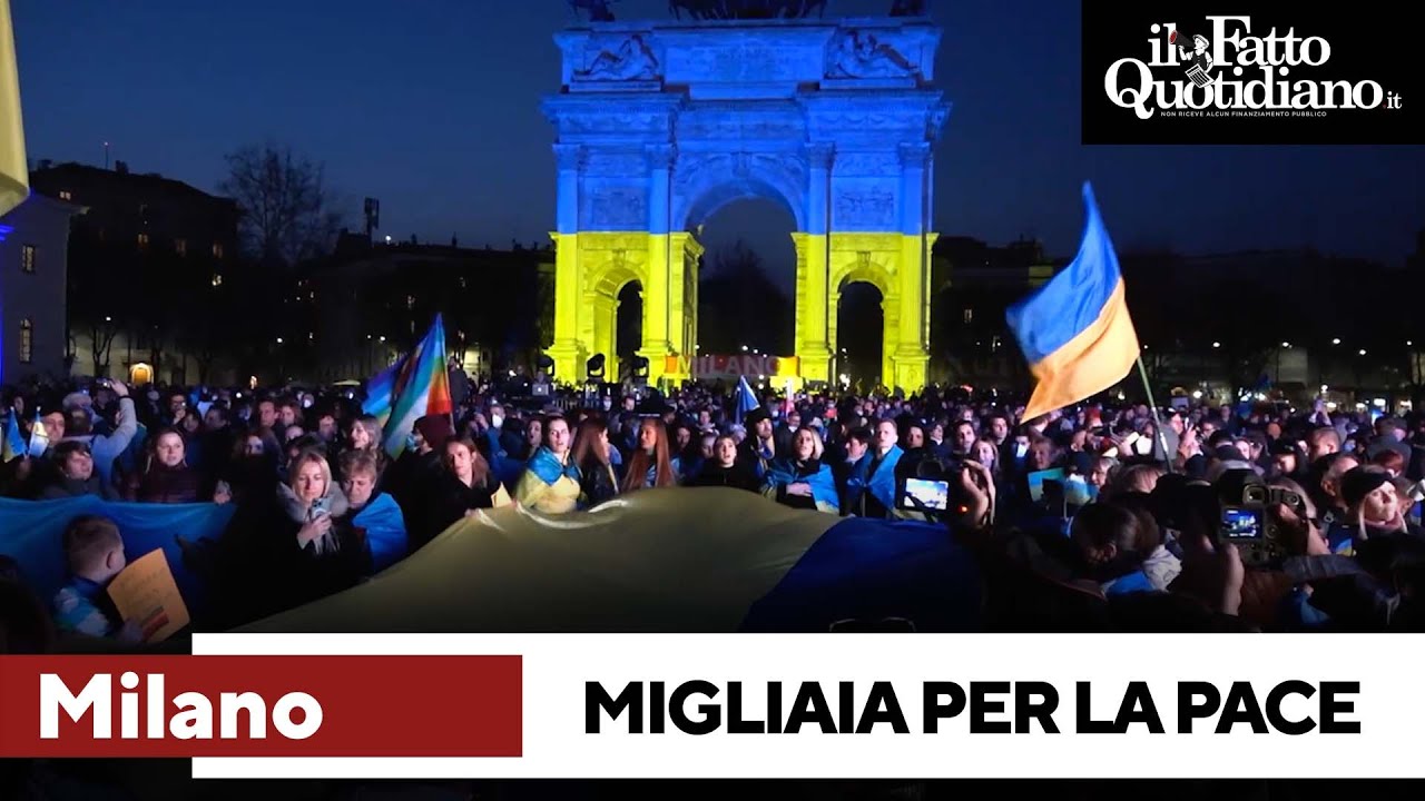 Milano, in migliaia alla manifestazione contro la guerra: l’Arco della pace si tinge di giallo e blu