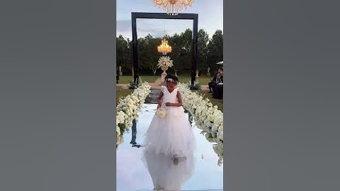 Sweetest Flower Girl Moment 😍 #flowergirl #weddingcontentcreator #barcelonawedding