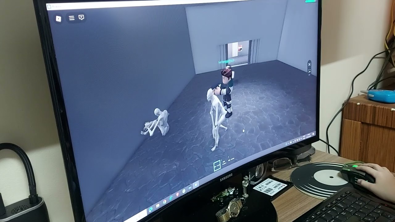 Theo mazaki jogando SCP 096 roblox