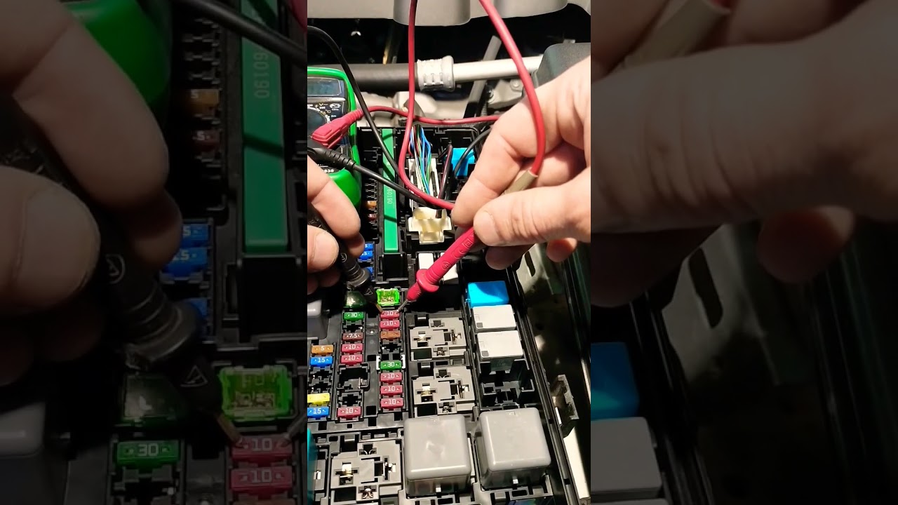 Проверяем предохранители и лампочки мультиметром #shorts #автоэлектрик #автоблогер #авто