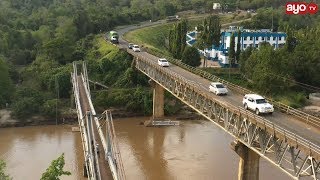 GARI LATUMBUKIA MTONI DARAJANI WAMI, DEREVA BADO YUPO CHINI YA MAJI 'KUNA MAMBA NA VIBOKO'