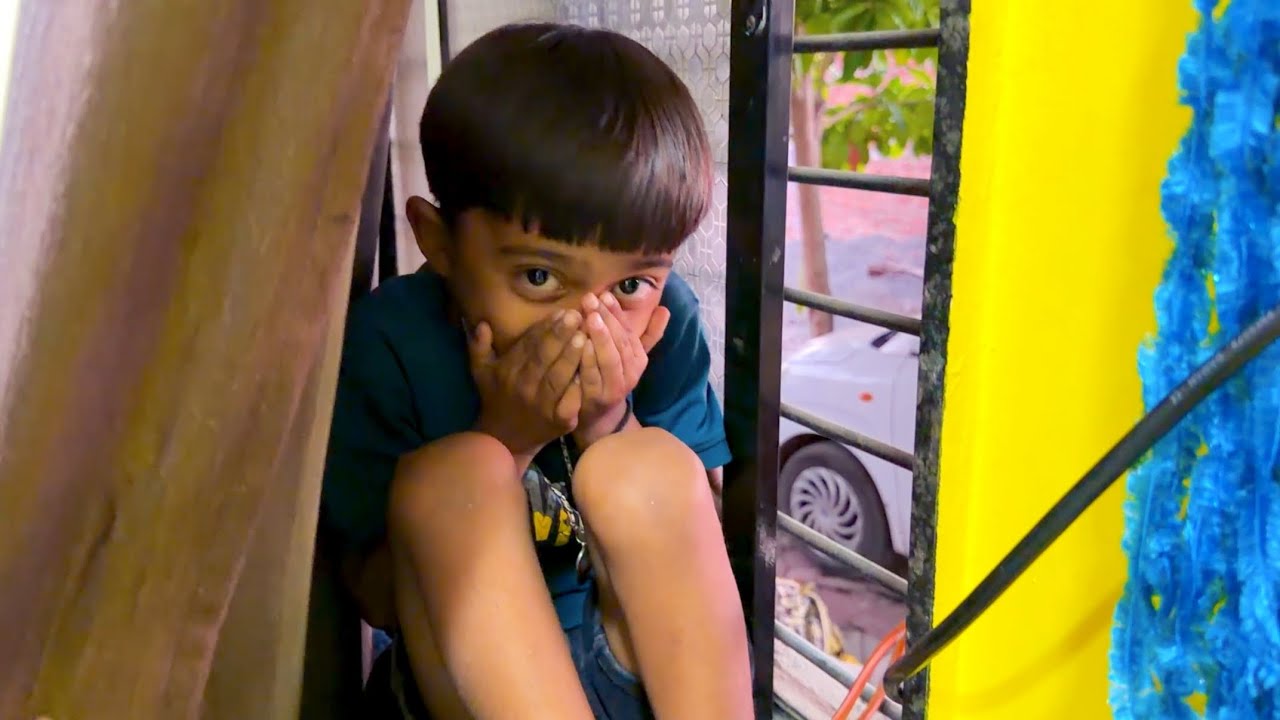 होळीच्या दिवशी घरात भूत पाहून बाप लेकाची तारांबळ झाली 😳