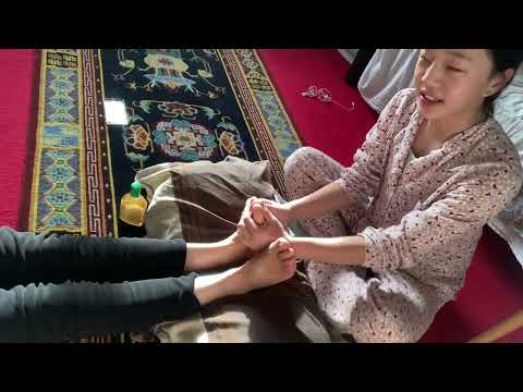 I am massaging my mom's feet 👣