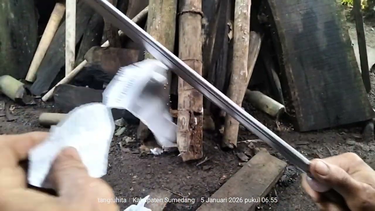 Ketangguhan tajamnya golok Sumedang‼️