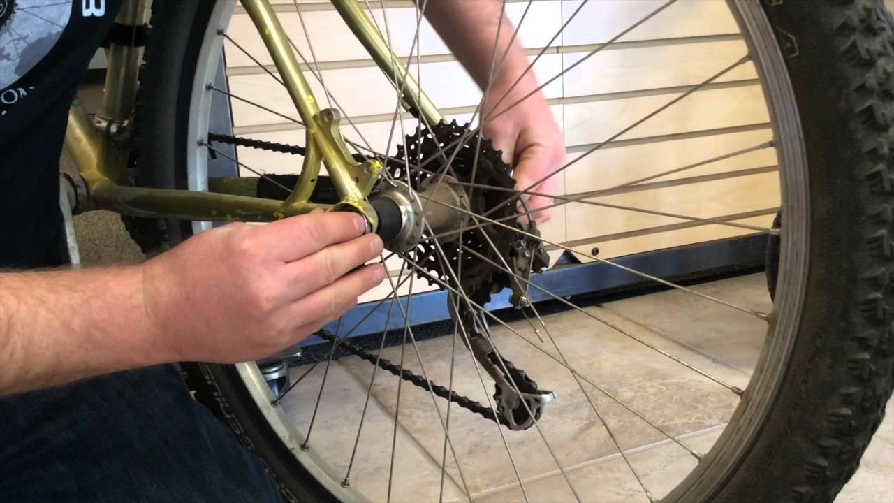 How to attach your Thule Chariot Cycling kit using the Thule Axle ezHitch  Mount