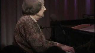 Blossom Dearie, Peel me a grape - Live chords