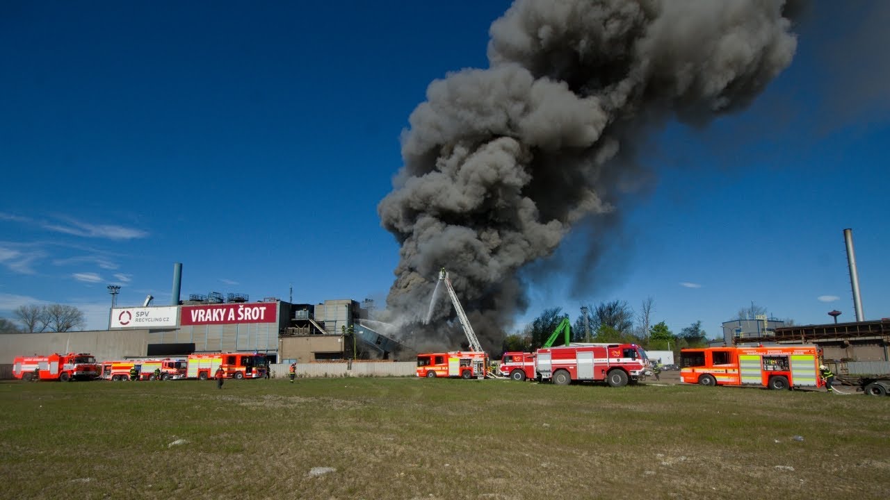 Požár autovrakoviště v Ostravě-Vítkovicích, zvláštní stupeň poplachu, 10.5.2021
