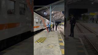 MALAM DI STASIUN PROBOLINGGO . jalur banyuwangi-surabaya #jalurkeretaapi #keretaapiindonesia