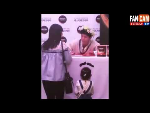 170922 Park Bo Gum 박보검 Dote on kids❤️❤️So Cute ♥ adorable @ Nescafe Crema Fansign Event