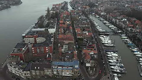 De stad omringt met water (dordrecht film)