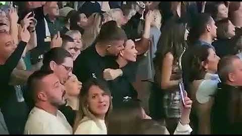 NAJLEPŠA SCENA SA MERLINOVOG KONCERTA Relja grli i ne pušta Nikoliju dok im Dino peva Jorgovane