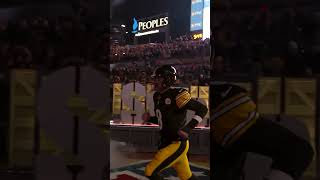 This shot of Aaron Rodgers running onto the field 🔥