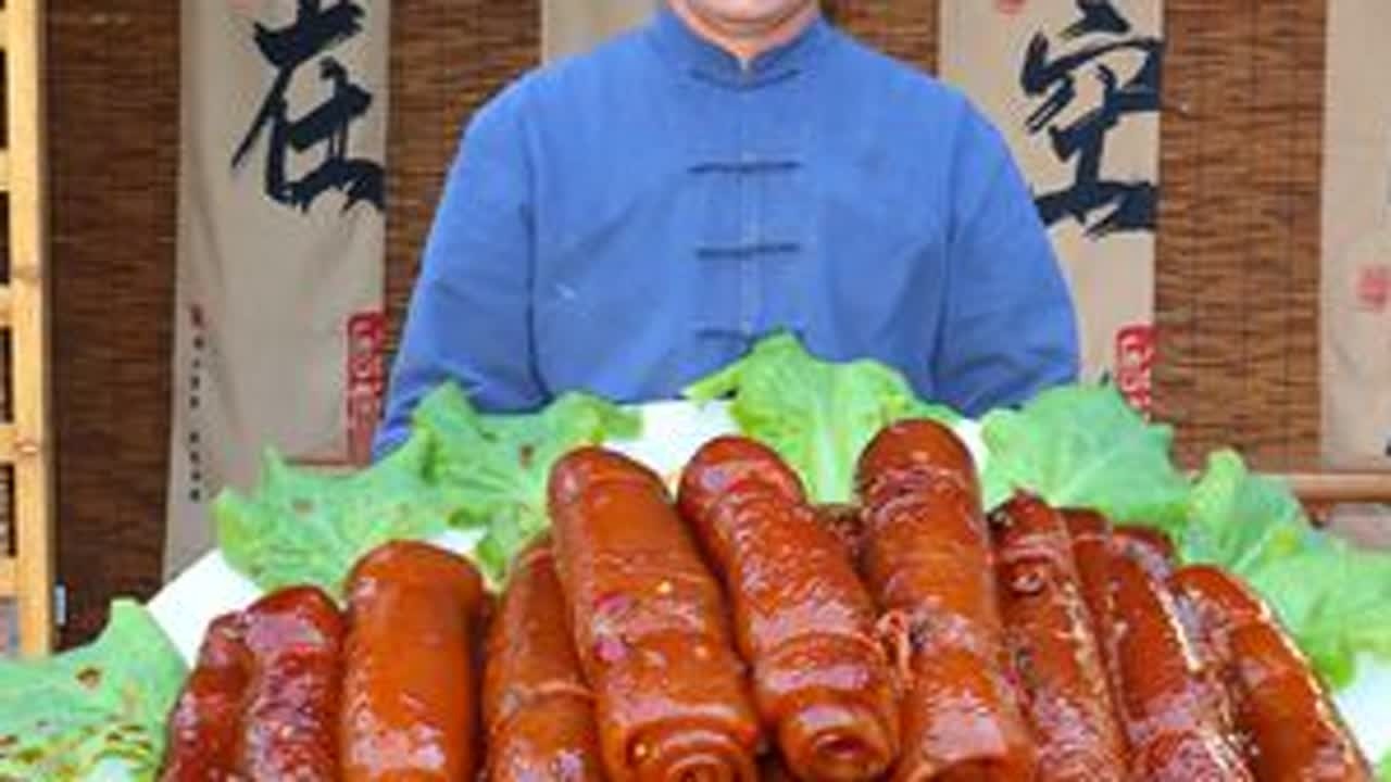 买了15斤猪皮，食叔辣卤大半天，老哥们吃得嘴都糊住了 #天猫双11才是真优惠    #天猫双11国补低至5折#乡村美食