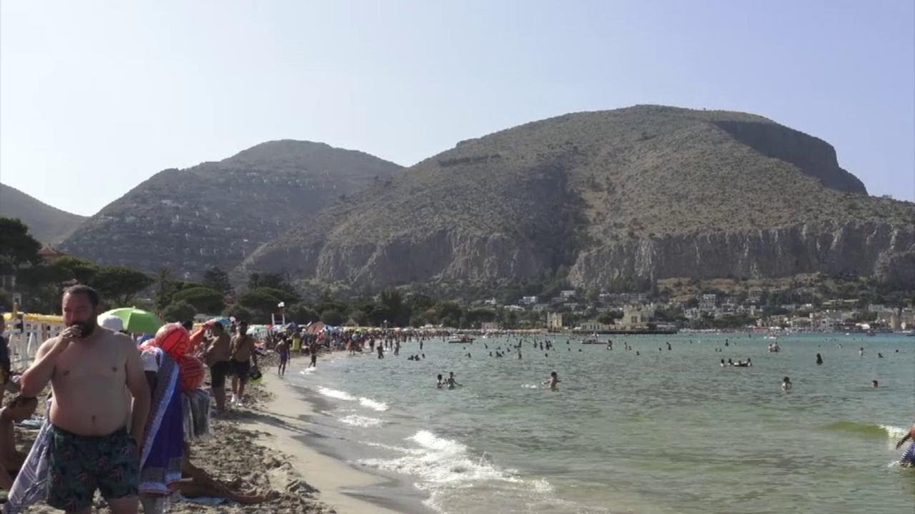 Palermo, divieto di balneazione a Mondello: fuga dal mare