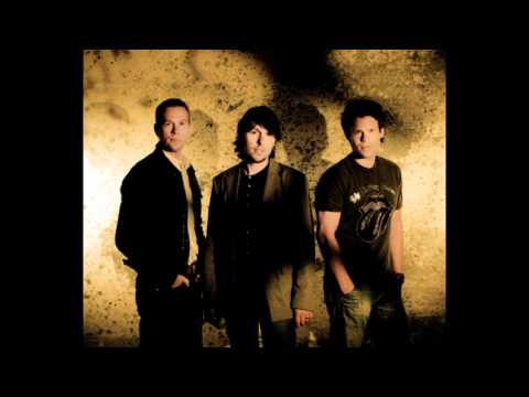 3js - Je vecht nooit alleen + Lyrics (eurovision songfestival 2011)