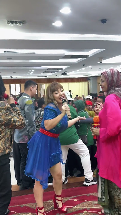 Di geboy 😍👯‍♀️ #irmadarmawangsa #viral #konser #show #ayuazhari #dangdut #happy #biduancantik