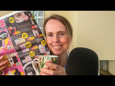 ASMR ~ Kletsen, Thee Drinken en Papieren Reclamefolders Doorbladeren | ASMR Nederlands