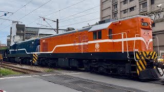 台鐵 7502次 散裝貨列 本務E317電力機車 回送E334電力機車+R22+海軍藍R40柴電機車 桃園建國東路平交道通過/ 2 GE E42C+2 EMD G12 leading manifest