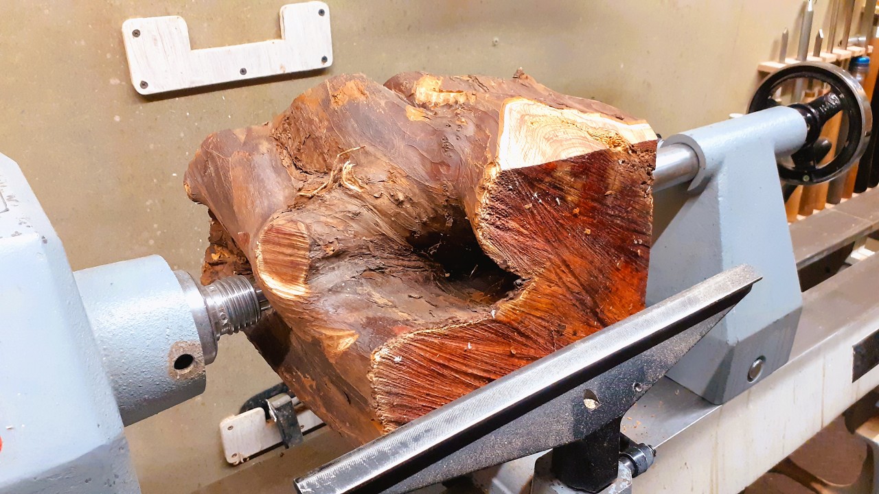 Woodturning - A Yew Log !!