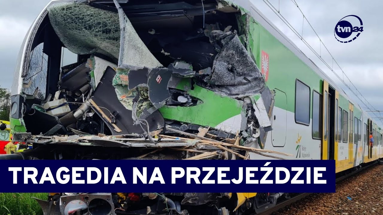 Zderzenie tira z pociągiem pod Warszawą, nie żyje maszynista @TVN24