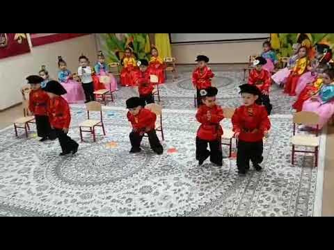 Жалаңаш жетілген әйелдер шешініп жатыр