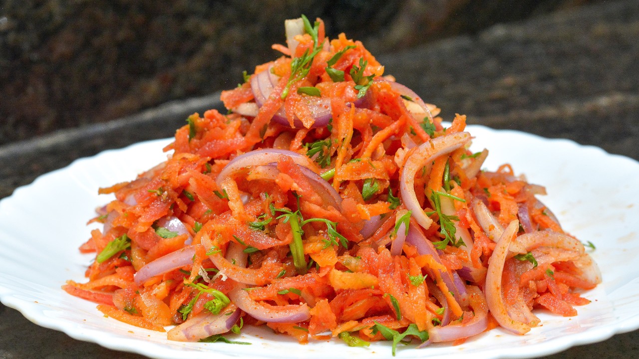 सिक्रेट मसाला वापरून बनवा गाजराचा हा 'चटपटीत' प्रकार! बोटं चाखत राहाल! | Chatpatit Side Dish