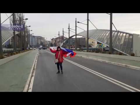 Srpkinja na mostu u Mitrovici