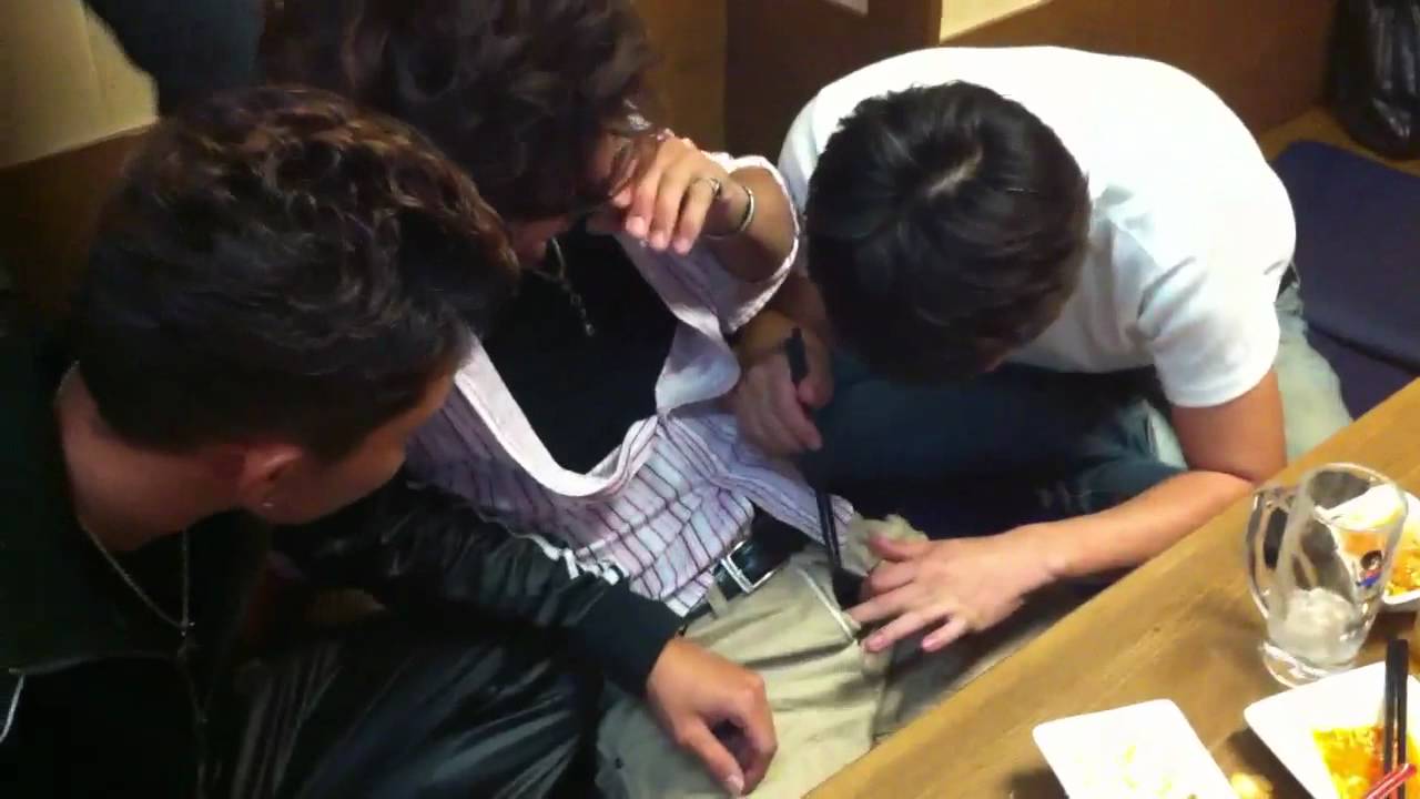 ノンバカ ノンケ動画】箸でチンチンをつまんでる！？ヤンチャ系ノンケたちが居酒屋でおふざけ♂【HD/発射なし】 | UHO VIDEO